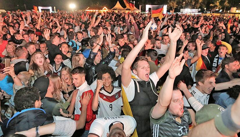 Fast wie im Stadion: Rund 20 000 Besucher machen im Fandorf auf der Heilbronner Theresienwiese m&auml;chtig Alarm.
Foto: Archiv/Sawatzki