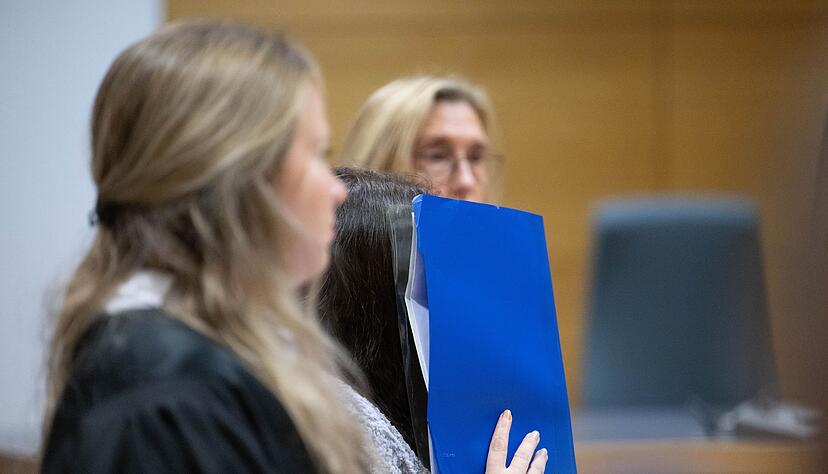Eine wegen Mordes durch Unterlassung angeklagte Frau (Mitte) nimmt mit ihren Anwältinnen Lena Bretz (links) und Andrea Yvonne Combe am Auftakt eines Prozesses im Landgericht Heidelberg teil. Eine wegen Mordes durch Unterlassung angeklagte Frau (Mitte) nimmt mit ihren Anwältinnen Lena Bretz (links) und Andrea Yvonne Combe am Auftakt eines Prozesses im Landgericht Heidelberg teil.