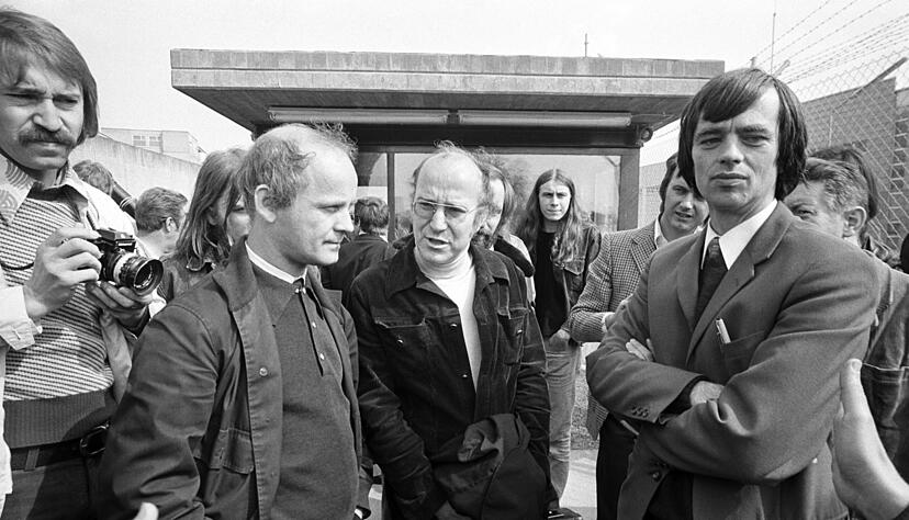 Kurt Groenewold, Klaus Croissant und Hans-Christian Ströbele am 5. Juni 1975 vor dem Gerichtsgebäude in Stuttgart-Stammheim.