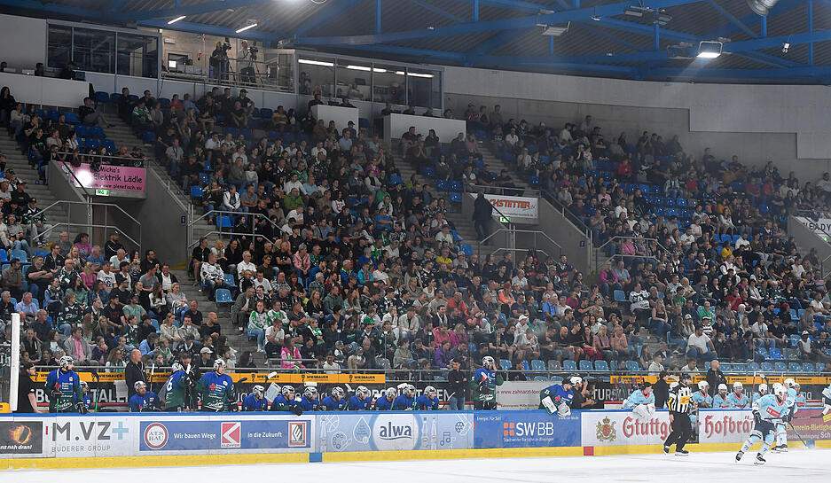 Kein Wunder also, dass die Halle beim Testspiel der Heilbronner Falken in Bietigheim voll ist.