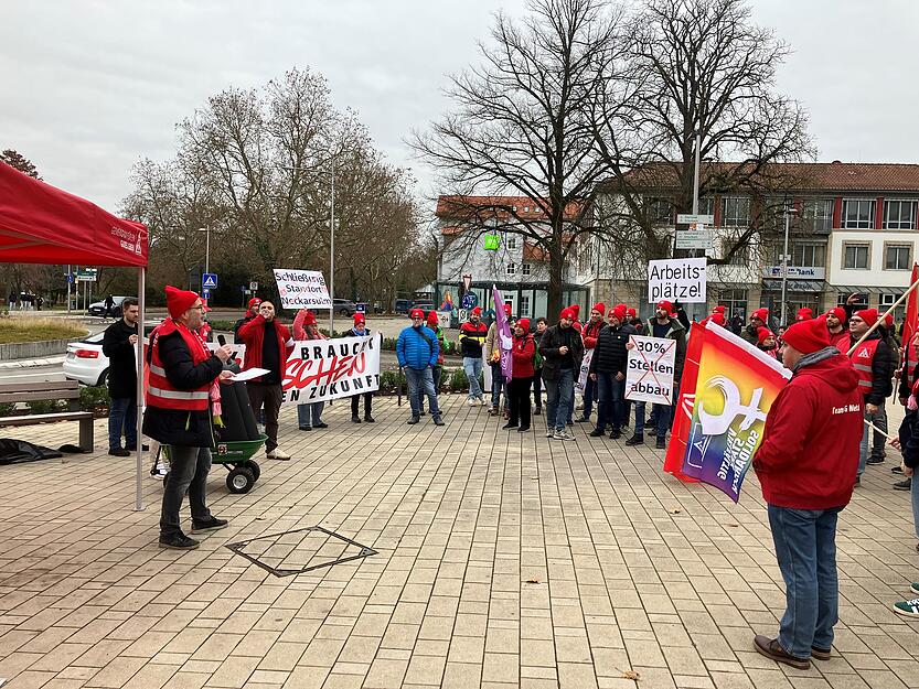 Beschäftigte demonstrieren für den Erhalt des PSW-Standorts in Neckarsulm. Beschäftigte demonstrieren für den Erhalt des PSW-Standorts in Neckarsulm.