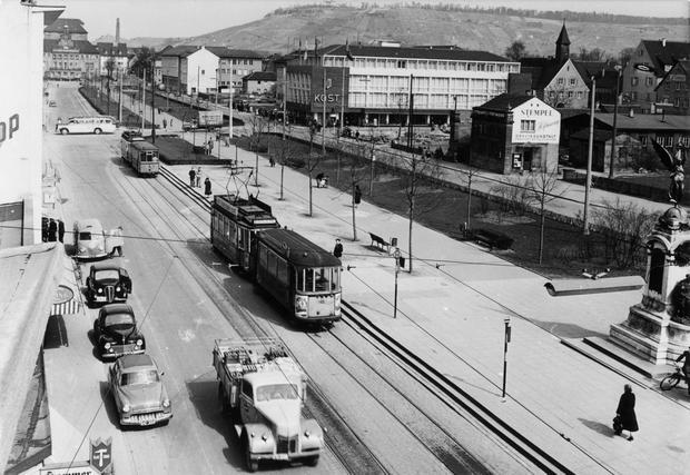 1955 - Die Straßenbahnhaltestelle von der Rhein-Main-Bank aus fotografiert. Rechts steht das Kaiser-Wilhelm-Denkmal, das sich heute im alten Friedhof befindet.