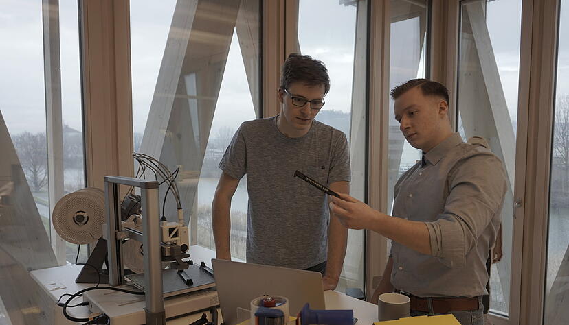 Niklas Thal (links) und Moritz Hofmann begutachten ihren Dosenhalter.