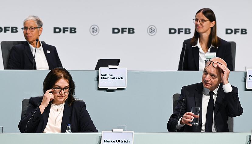 Das Bild täuscht: DFB-Boss Bernd Neuendorf umgeben nur vom Frauen Das Bild täuscht: DFB-Boss Bernd Neuendorf umgeben nur vom Frauen