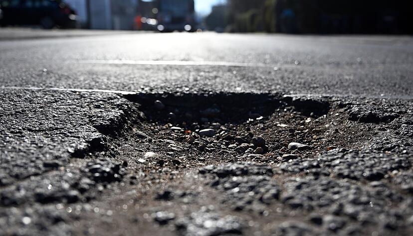 Der Stra&szlig;enbelag ist in einem schlechten Zustand (Symbolbild).
