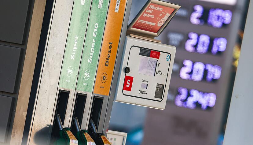 Die Preise f&uuml;r Super, Super E10 und Diesel lagen am Donnerstag an vielen deutschen Tankstellen &uuml;ber der Zwei-Euro-Marke.