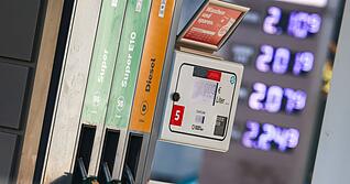 Die Preise f&uuml;r Super, Super E10 und Diesel lagen am Donnerstag an vielen deutschen Tankstellen &uuml;ber der Zwei-Euro-Marke.