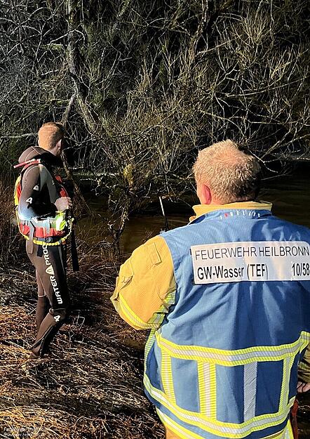 Am Abend gegen 21.20 Uhr konnte die Feuerwehr die 76-jährige Fahrerin tot aus den Fluten bergen. Am Abend gegen 21.20 Uhr konnte die Feuerwehr die 76-jährige Fahrerin tot aus den Fluten bergen.
