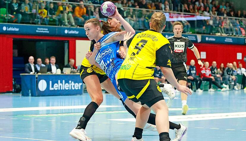 Einmal noch alles reinwerfen wollen Lilli Holste (am Ball) und die Sport-Union Neckarsulm am Mittwoch gegen Borussia Dortmund. „Wir müssen schauen, dass wir wieder zurück in die Spur kommen“, sagt die Rückraum-Spielerin.