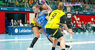 Einmal noch alles reinwerfen wollen Lilli Holste (am Ball) und die Sport-Union Neckarsulm am Mittwoch gegen Borussia Dortmund. „Wir müssen schauen, dass wir wieder zurück in die Spur kommen“, sagt die Rückraum-Spielerin.