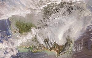 Ein Satellitenbild mit brennenden Waldflächen auf Torfböden in Indonesien. Die mächtigen Rauchwolken können sich 2000 Kilometer ausbreiten, berichtete Biologe Professor Siegert in der Klima Arena.  Foto: NASA/Siegert