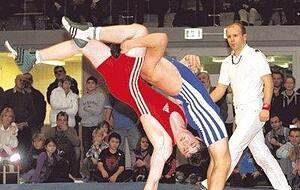 Trainer-Sohn Almas Rascanu (links) vom VfL Obereisesheim trat gegen Philipp Huissel an. Der Neckargartacher gewann im freien Stil nach drei Runden durch technische Überlegenheit - und sein Club das Derby.Fotos: Andreas Veigel Trainer-Sohn Almas Rascanu (links) vom VfL Obereisesheim trat gegen Philipp Huissel an. Der Neckargartacher gewann im freien Stil nach drei Runden durch technische Überlegenheit - und sein Club das Derby.Fotos: Andreas Veigel