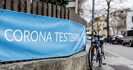 Die bundesweite Sieben-Tage-Inzidenz ist auf 1240,3 gesunken. Die bundesweite Sieben-Tage-Inzidenz ist auf 1240,3 gesunken.