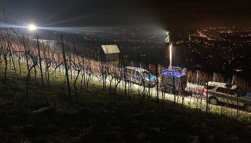 Die Polizei leuchtet den Bereich um den Versammlungsort der rechten Mahnwache auf dem Wartberg aus.