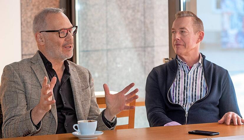 Haben eine inszenierte Konzertshow &uuml;ber die britische Ausnahmes&auml;ngerin Amy Winehouse entwickelt: Musiker Thilo Wolf (links) und Regisseur Gaines Hall.
Foto: Mario Berger