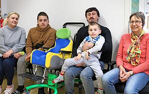 Sie hoffen, bald arbeiten und in Deutschland bleiben zu dürfen: Familie Gigolashvili mit Flüchtlings-Sozialarbeiterin Beate Lütke-Bordewick (rechts).
Fotos: Christian Nick Sie hoffen, bald arbeiten und in Deutschland bleiben zu dürfen: Familie Gigolashvili mit Flüchtlings-Sozialarbeiterin Beate Lütke-Bordewick (rechts).
Fotos: Christian Nick