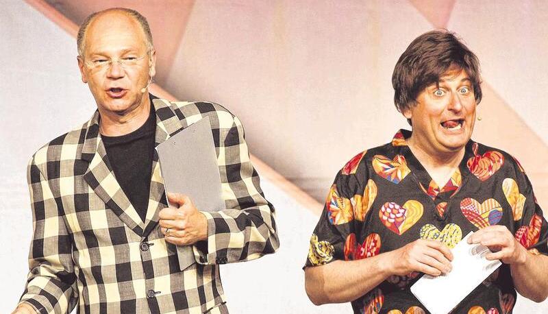 Wenn der Tölpel mit der coolen Sau: Volkscomedians Volker Heißmann (rechts) und Martin Rassau begeistern in der Harmonie.
Foto: Andreas Veigel