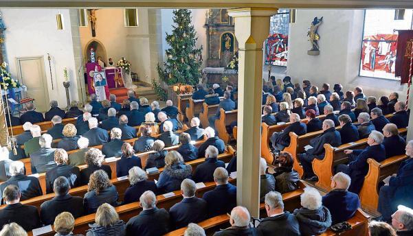 Trauerfeier für Egon Susset: Die kleine St.-Oswald-Kirche bot nicht genügend Platz für all die Menschen, die dem Landwirt und Politiker das letzte Geleit gaben. Trauerfeier für Egon Susset: Die kleine St.-Oswald-Kirche bot nicht genügend Platz für all die Menschen, die dem Landwirt und Politiker das letzte Geleit gaben.