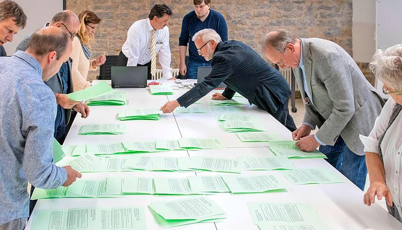 Im Vorfeld hatte es einen Flyer gegeben mit dem Aufruf, jemand anderen als Jürgen Olma auf den Wahlzettel zu schreiben. Die Wahlhelfer waren dann tatsächlich mit mehr als zehn unterschiedlichen Namen konfrontiert.
Foto: Christiana Kunz