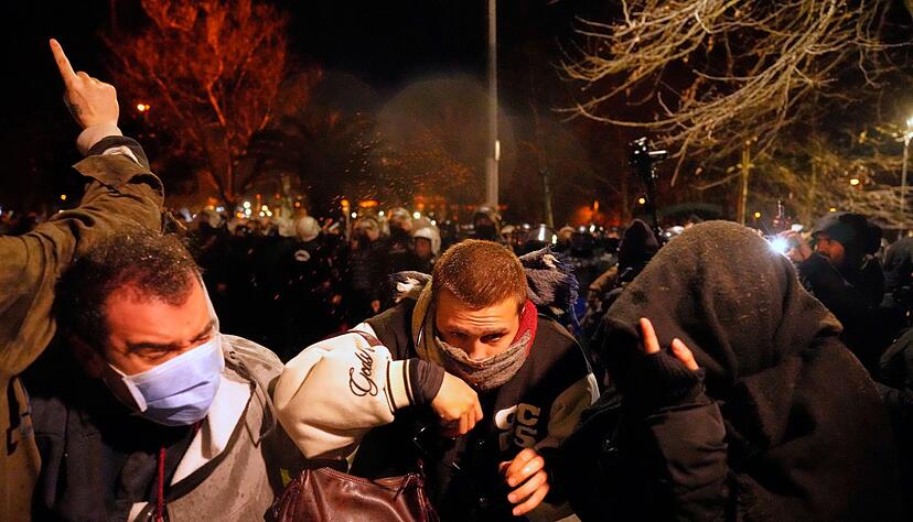 Die Polizei setzt Wasserwerfer gegen Demonstranten ein. Die Polizei setzt Wasserwerfer gegen Demonstranten ein.