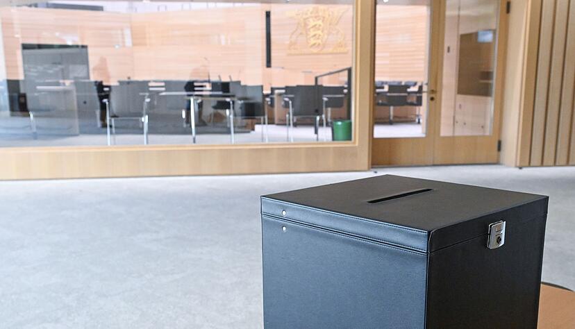 In eine solche Urne warf der SPD-Abgeordnete Daniel Born den Stimmzettel mit dem aufgemalten Hakenkreuz.