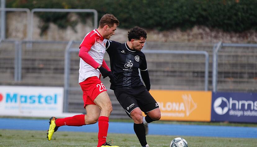 Leorant Marmullaku hat in der ersten Halbzeit gleich zweimal die Möglichkeit, seinen VfR Heilbronn gegen den TSV Berg in Führung zu bringen. Leorant Marmullaku hat in der ersten Halbzeit gleich zweimal die Möglichkeit, seinen VfR Heilbronn gegen den TSV Berg in Führung zu bringen.