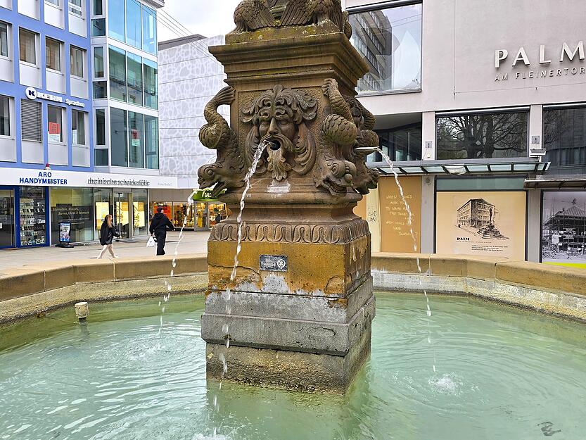 Der Brunnen wurde urspr&uuml;nglich 1589 am Standort des ehemaligen Fleiner Tors errichtet. Er markierte den Punkt, an dem die damals neue C&auml;cilienbrunnenleitung  in die Stadt eintrat. Die Nachbildung der fr&uuml;heren Fortuna-Figur kr&ouml;nt bis heute den Brunnen.