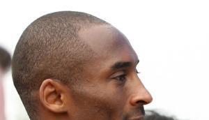 Basketball-Star Kobe Bryant besucht das Beachvolleyball-Spiel mit einem Bodyguard. Basketball-Star Kobe Bryant besucht das Beachvolleyball-Spiel mit einem Bodyguard.