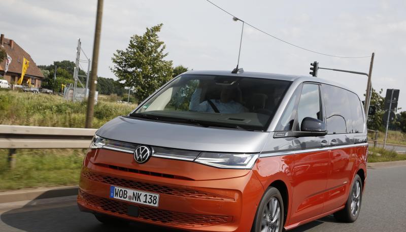 Auch vor dem VW Multivan macht die Elektrifizierung keinen Halt. Der T7 bekommt einen Stecker.