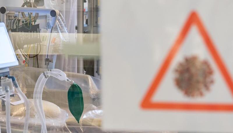 Ein Intensivbett mit Beatmungseinheit steht auf einer Corona-Station. Themenfoto: dpa Ein Intensivbett mit Beatmungseinheit steht auf einer Corona-Station. Themenfoto: dpa