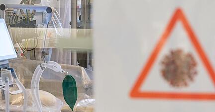 Ein Intensivbett mit Beatmungseinheit steht auf einer Corona-Station.