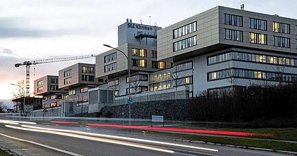 Baulich ist der Verbund mit den Neubauten in Heilbronn und Bad Friedrichshall gut aufgestellt, doch personell rumort es. Zuletzt hatte es eine Reihe von Abgängen auf Top-Führungspositionen gegeben.
Foto: Archiv/Veigel Baulich ist der Verbund mit den Neubauten in Heilbronn und Bad Friedrichshall gut aufgestellt, doch personell rumort es. Zuletzt hatte es eine Reihe von Abgängen auf Top-Führungspositionen gegeben.
Foto: Archiv/Veigel