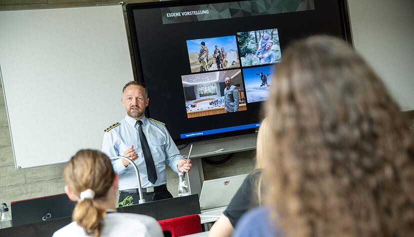 Kritiker fürchten, dass Bundeswehrsoldaten in Schulen Werbung für das Militär machen (Archivbild). Kritiker fürchten, dass Bundeswehrsoldaten in Schulen Werbung für das Militär machen (Archivbild).