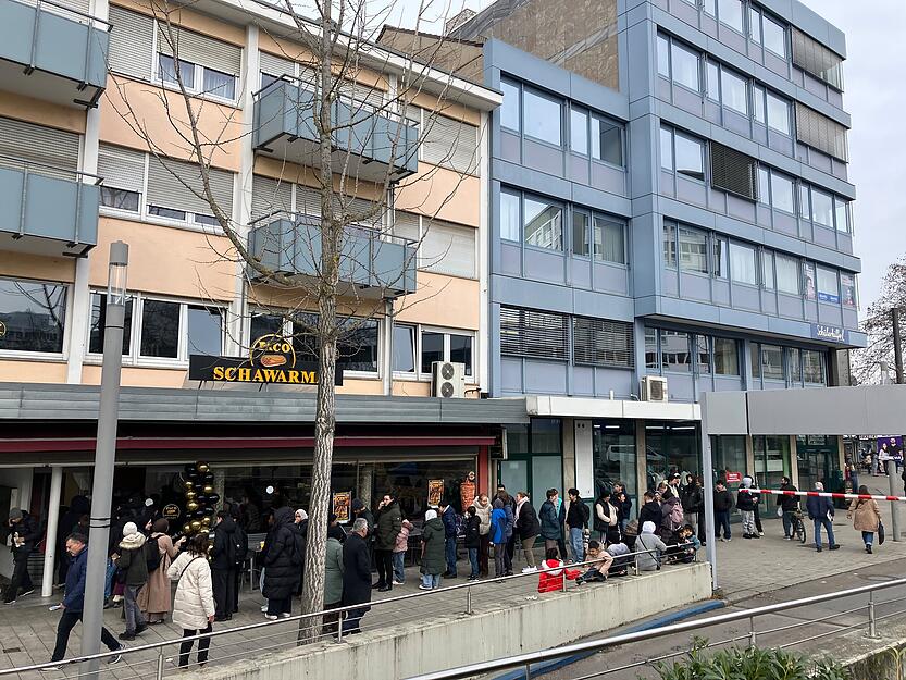 Immer wieder stellen sich neue Kunden in die Schlange vor dem Imbiss in der N&auml;he vom Wollhaus. Sie alle wollen die 1-Cent-Aktion von "Paco Schawarma" mitnehmen.