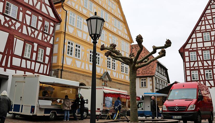 Prächtige Fachwerkhäuser prägen die Altstadt von Möckmühl. Ein Anziehungspunkt ist Donnerstagvormittags der Wochenmarkt, wo die Händler auf dem Unteren Marktplatz zwischen Rathaus und Kirche ihre Stände aufbauen. Foto: Bettina Hachenberg Prächtige Fachwerkhäuser prägen die Altstadt von Möckmühl. Ein Anziehungspunkt ist Donnerstagvormittags der Wochenmarkt, wo die Händler auf dem Unteren Marktplatz zwischen Rathaus und Kirche ihre Stände aufbauen. Foto: Bettina Hachenberg