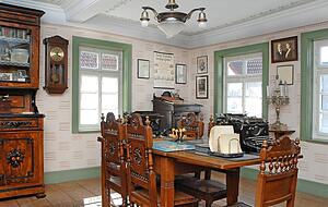 Das Wohn- und Esszimmer der Familie Kropp, einer der Räume im Museum, diente Georg Kropp und seinen Mitarbeitern auch als Büro.
Foto: Archiv/Dirks Das Wohn- und Esszimmer der Familie Kropp, einer der Räume im Museum, diente Georg Kropp und seinen Mitarbeitern auch als Büro.
Foto: Archiv/Dirks