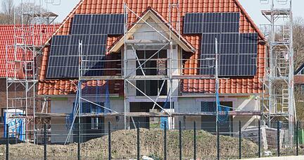 Familien können für den Hausbau bald günstige Kredite von der Förderbank KfW bekommen. Dabei dürfen sie maximal ein Haushaltseinkommen von 60.000 Euro haben.