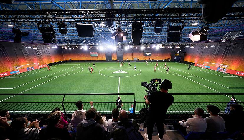 Blick auf die Cupra Arena in Barcelona während eines Spiels der Kings League. Blick auf die Cupra Arena in Barcelona während eines Spiels der Kings League.