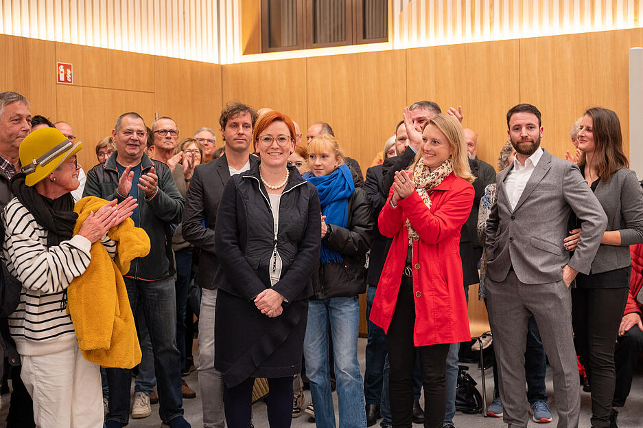 Applaus von allen Seiten für die Wahlsiegerin, als das Ergebnis feststeht.