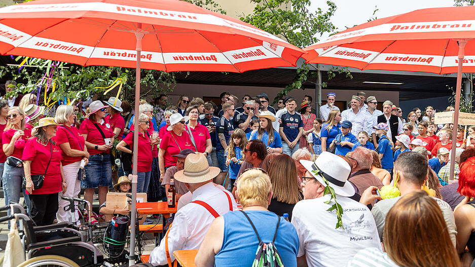 Der Fr&uuml;hlingsbrauch mitsamt Umzug lockt etliche Besucher nach Pfingsten in das Steinhauerdorf M&uuml;hlbach.