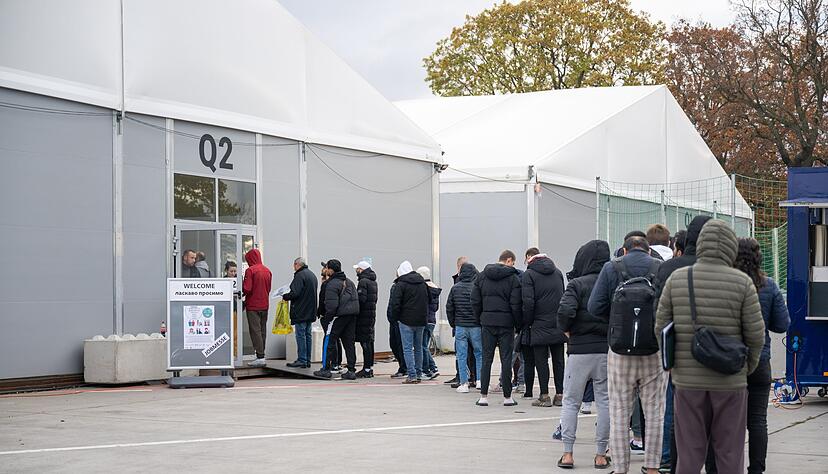 Die Zahl der Asylbewerber, die nach Deutschland kommen, ging im vergangenen Jahr deutlich zurück. (Archivbild) Die Zahl der Asylbewerber, die nach Deutschland kommen, ging im vergangenen Jahr deutlich zurück. (Archivbild)