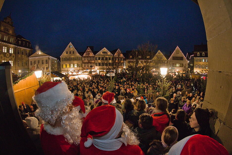 Der Öhringer Weihnachtsmarkt wurde am Freitagabend eröffnet.