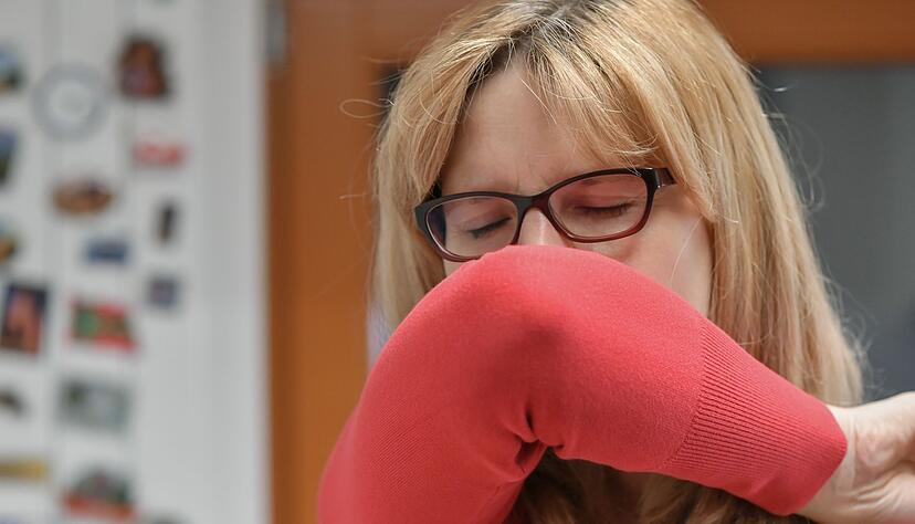 Nach einer Erkältung kann trockener Reizhusten auch Wochen später anhalten. Nach einer Erkältung kann trockener Reizhusten auch Wochen später anhalten.