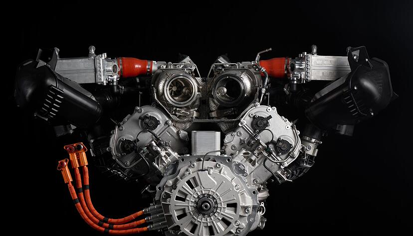 Der Nachfolger des Lamborghini Huracán bekommt einen V8-Biturbo mit 800 PS, kombiniert mit drei E-Motoren und einem Pufferakku, der auch an der Steckdose geladen werden kann. Der Nachfolger des Lamborghini Huracán bekommt einen V8-Biturbo mit 800 PS, kombiniert mit drei E-Motoren und einem Pufferakku, der auch an der Steckdose geladen werden kann.