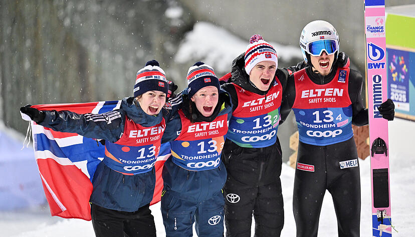 Offene M&uuml;nder, offene Fragen: Die Disqualifikation von Johann Andr&eacute; Forfang (von rechts) und Marius Lindvik l&auml;sst auch am Erfolg im Mixed drei Tage zuvor mit Eirin Maria Kvandal und Anna Odine Str&oslash;m Zweifel aufkommen.