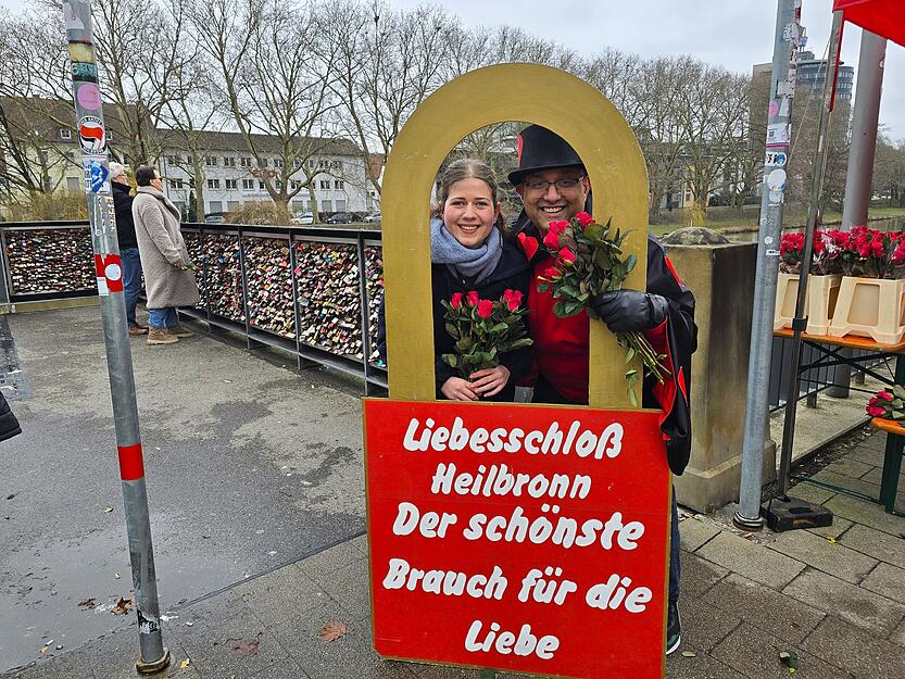 Ein Erinnerungsfoto am Liebespunkt hält besondere Momente am Valentinstag fest. Ein Erinnerungsfoto am Liebespunkt hält besondere Momente am Valentinstag fest.