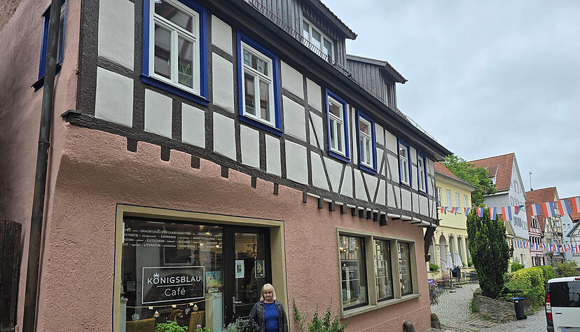 Edith Götzfried vor ihrem Café „Königsblau“ in der Altstadt von Bad Wimpfen. Die blau umrahmten Fenster im ersten Stock muss sie bis Ende August wieder überstreichen. Edith Götzfried vor ihrem Café „Königsblau“ in der Altstadt von Bad Wimpfen. Die blau umrahmten Fenster im ersten Stock muss sie bis Ende August wieder überstreichen.