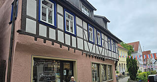 Edith Götzfried vor ihrem Café „Königsblau“ in der Altstadt von Bad Wimpfen. Die blau umrahmten Fenster im ersten Stock muss sie bis Ende August wieder überstreichen.