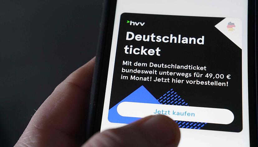 Ein Mann kauft ein Deutschlandticket über eine App. Ein Mann kauft ein Deutschlandticket über eine App.