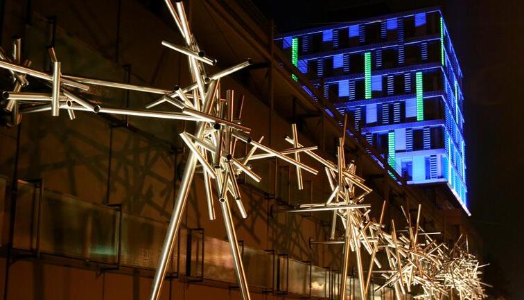 85 Meter lang und bis zu acht Meter hoch ist die Installation von Gunther Stilling am Parkhaus des Landratsamts. Nachts wird sie angestrahlt.
Foto: Andreas Veigel